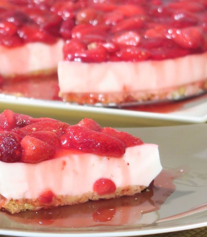Una foto de (Vídeo) Cheesecake con fresas SIN HORNO