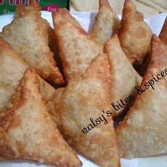 A picture of Vegetable samosa.