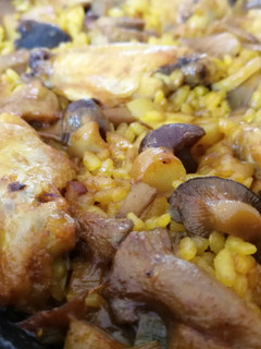 Una foto de Arroz con pollo, costillas y setas