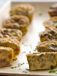 Una foto de Muffins de huevo rellenos