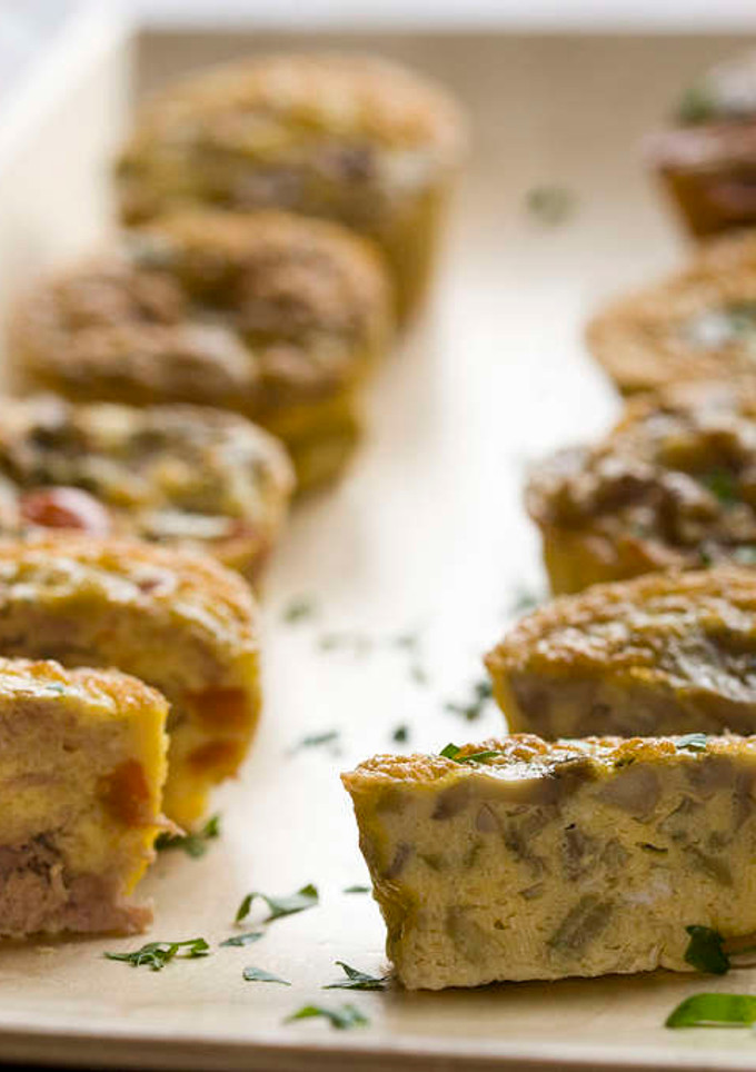 Una foto de Muffins de huevo rellenos
