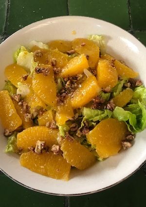 Una foto de Ensalada con naranja y nueces ©