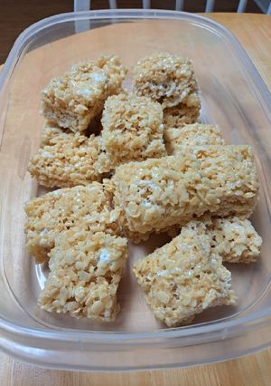 A picture of Rice Crispy Treats.