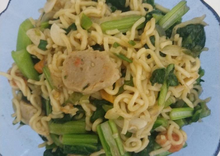 Tumis mie instan sederhana dengan sayur