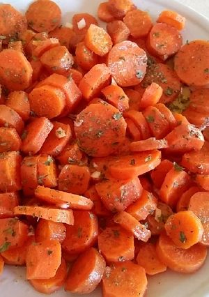 Una foto de Ensaladilla de zanahorias con un toque árabe