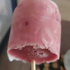 Una foto de Helado de yogur con frutas saludable