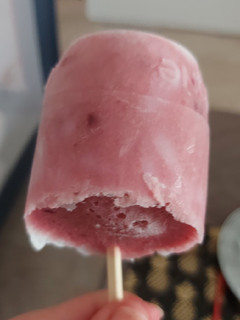 Una foto de Helado de yogur con frutas saludable