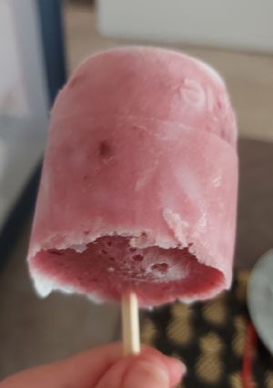 Foto principal de Helado de yogur con frutas saludable