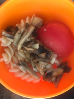 Una foto de Tornillitos con tomate y champiñones BLW