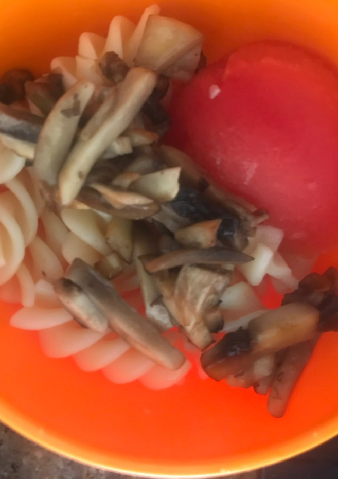 Una foto de Tornillitos con tomate y champiñones BLW