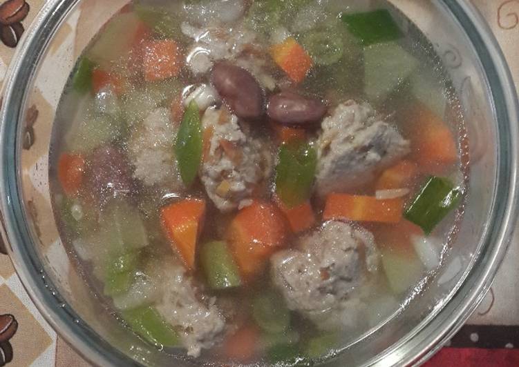 Sup sayuran &amp; bola ayam wortel batita