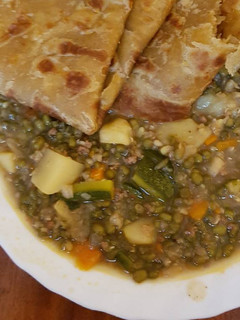 A picture of African food Ndengu Chapati.