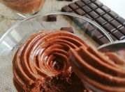 Une photo de mousse au chocolat