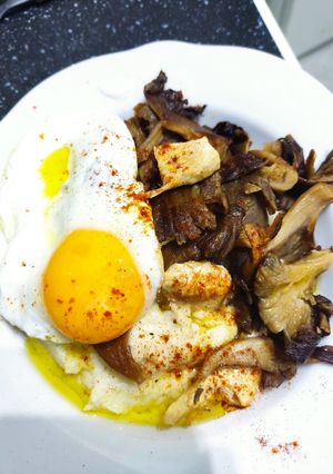 Una foto de Puré de coliflor y parmesano + setas + pollo