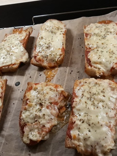 Una foto de Panini de pollo y mozzarella