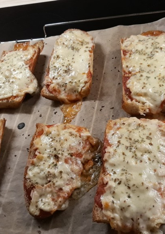 Una foto de Panini de pollo y mozzarella