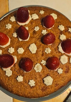 Une photo de Gâteau aux amandes, ganache montée vanille et fraises