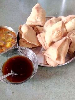 आलू समोसा आलू की सब्जी के साथ (Aloo samosa aloo ki sabzi ke saath recipe in Hindi) रेसिपी मुख्य फोटो