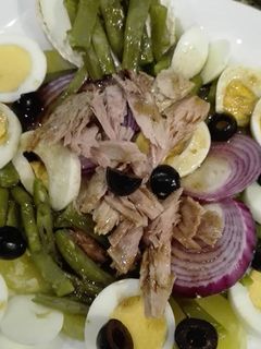 Una foto de Ensalada de patata y judia verde con queso de cabra y atún