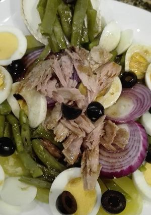 Foto principal de Ensalada de patata y judia verde con queso de cabra y atún
