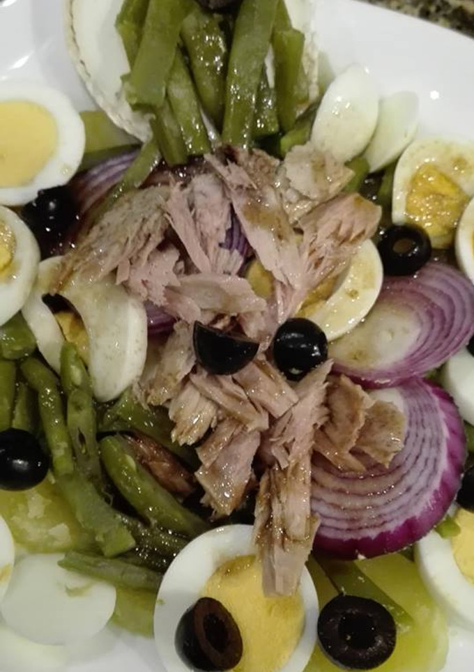 Una foto de Ensalada de patata y judia verde con queso de cabra y atún