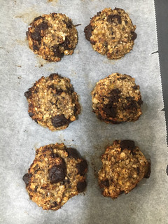 Una foto de Galletas de avena, plátano maduro y chocolate