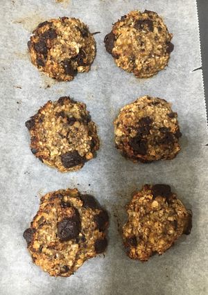 Una foto de Galletas de avena, plátano maduro y chocolate