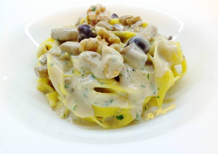 Fettuccine con crema di porcini, pioppini e noci