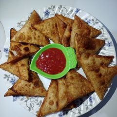 A picture of White sauce samosa.