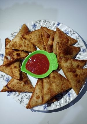 A picture of White sauce samosa.