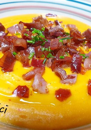 O poză a rețetei Supă cremă de cartof dulce și crispy bacon.