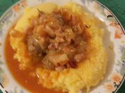 Una foto di polenta e carne