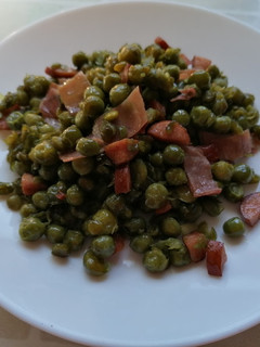 Una foto de Guisantes con jamón