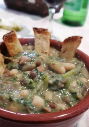 Foto di Zuppa di legumi con borragine