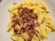 Una foto de pasta con tocino