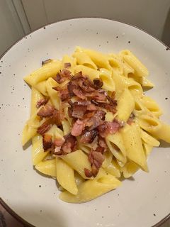 Una foto de Pasta a la carbonara (versión económica) 🍝