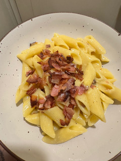Una foto de Pasta a la carbonara (versión económica) 🍝