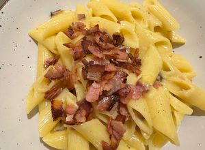 Una foto de Pasta a la carbonara (versión económica) 🍝