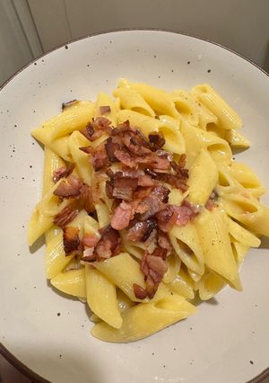 Una foto de Pasta a la carbonara (versión económica) 🍝