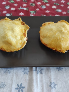 Una foto de Vieiras con langostinos