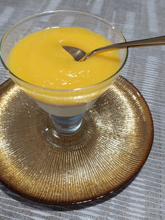 Una foto de Copas light de queso crema y puré de mango sin azúcar