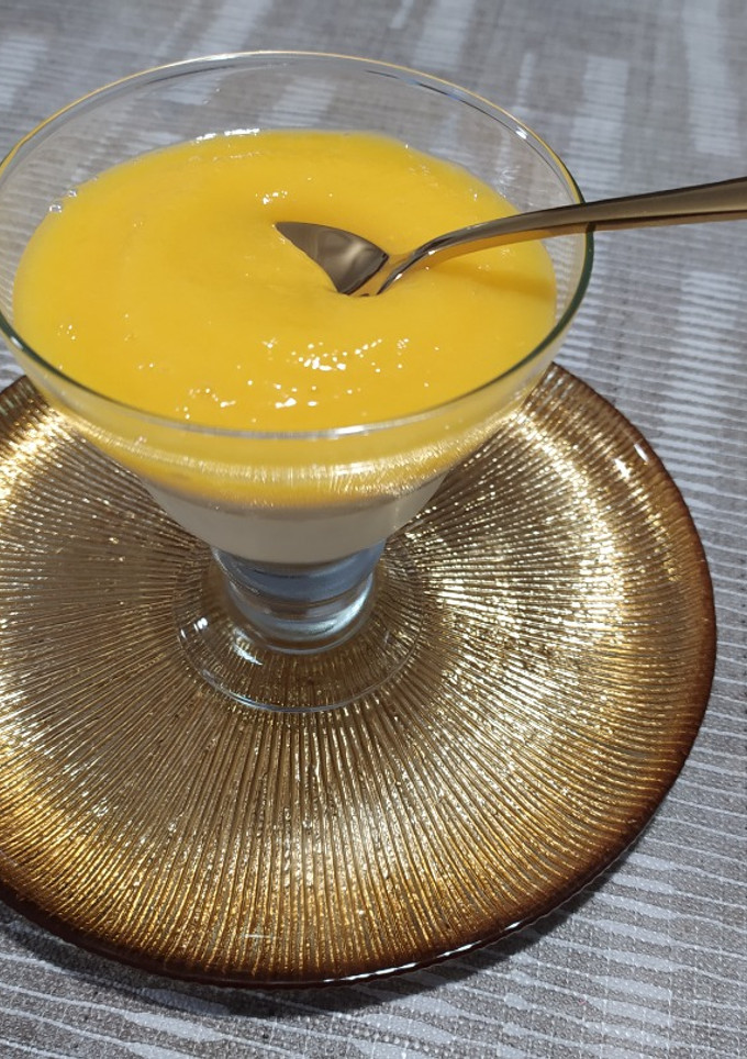 Una foto de Copas light de queso crema y puré de mango sin azúcar