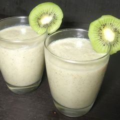 A picture of Smoothie kiwi Banana shake 🥝 🍌 shake.