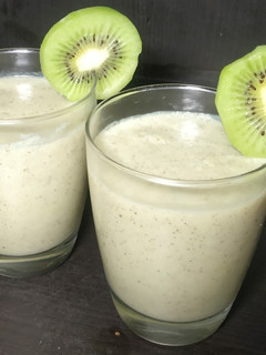 A picture of Smoothie kiwi Banana shake 🥝 🍌 shake.