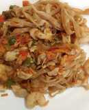 Fideos o Noodles de arroz con gambas, pollo y salsa de soja