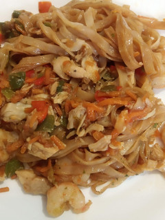 Una foto de Fideos o Noodles de arroz con gambas, pollo y salsa de soja
