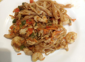 Foto principal de Fideos o Noodles de arroz con gambas, pollo y salsa de soja