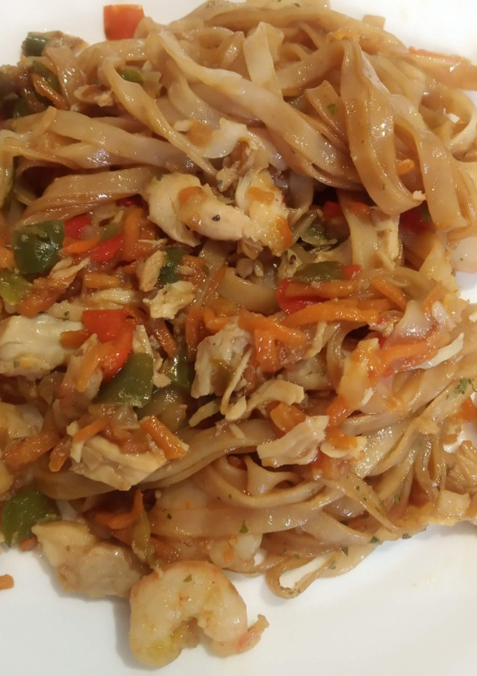 Una foto de Fideos o Noodles de arroz con gambas, pollo y salsa de soja
