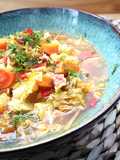 Sopa de repollo blanco con jamón curado y zanahoria