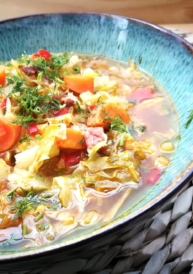Una foto de Sopa de repollo blanco con jamón curado y zanahoria